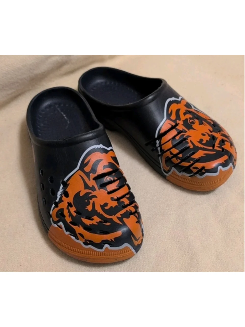 FOCO NFL Men's Chicago Bears 2023 Colorblock Big Logo Clogs Size 9-10 B124